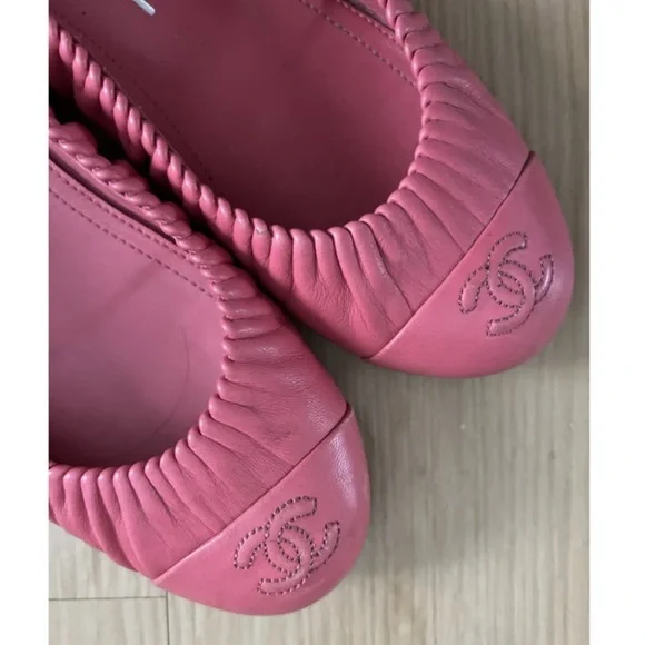 CHANEL Pink Leather Ballet Flats with Quilted CC Toe - Picture 3 of 10